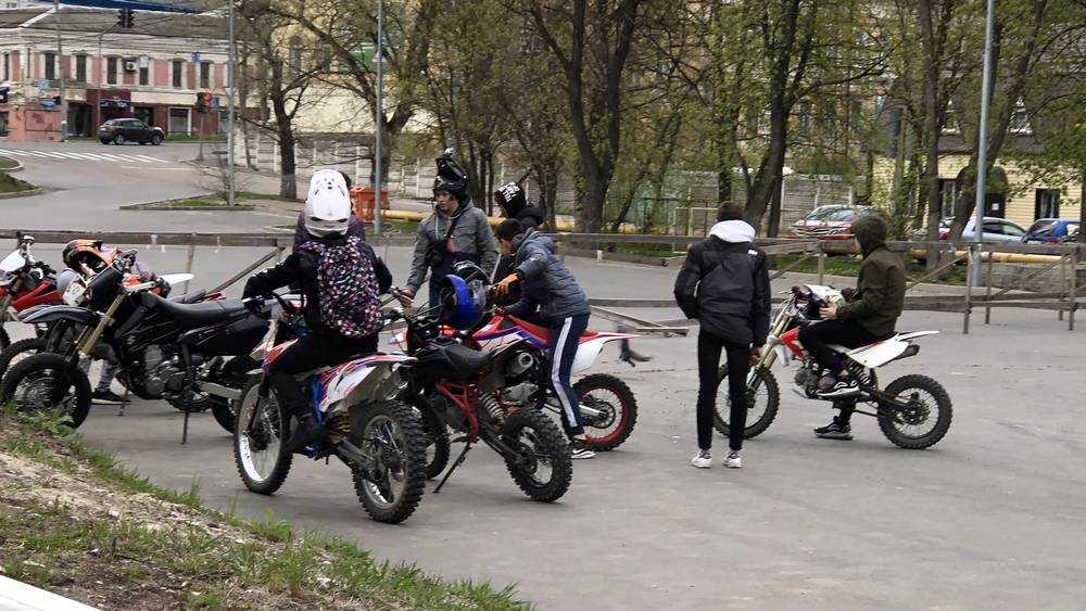Юные брянские мотоциклисты решили умчаться от коронавируса