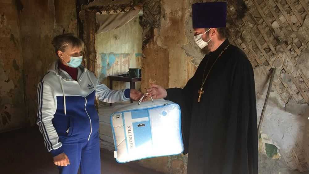 Карачевский священник помог погорельцам