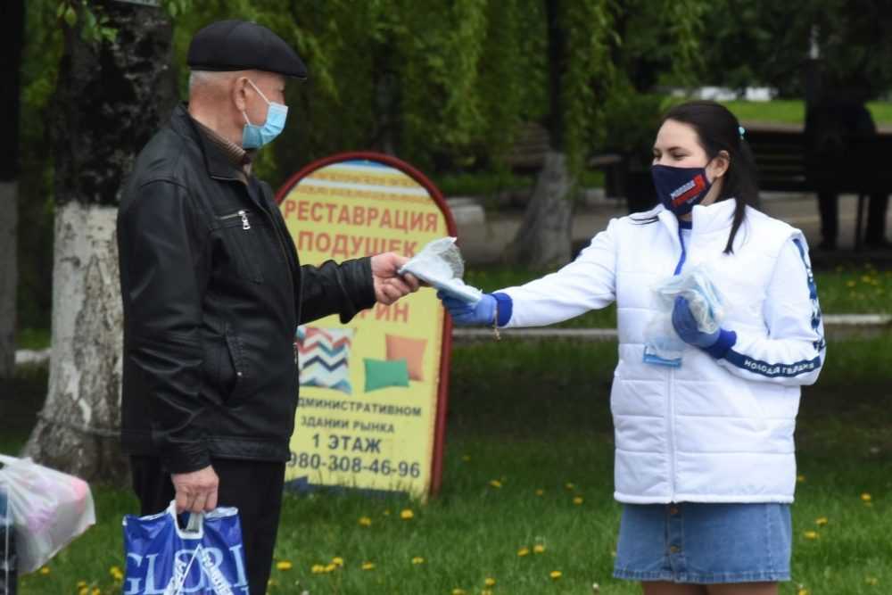 Брянские молодогвардейцы бесплатно раздают медицинские маски для защиты от коронавируса