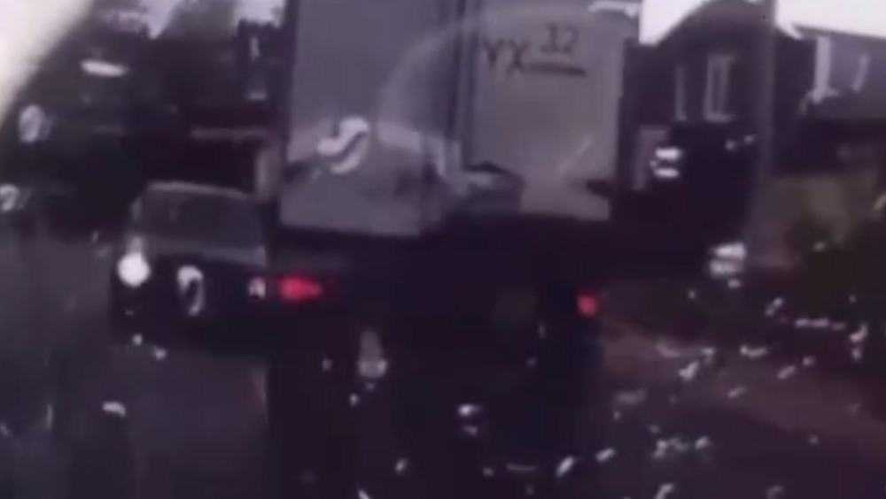 В Брянске появилось видео столкновения грузовой «ГАЗели» и легковушки