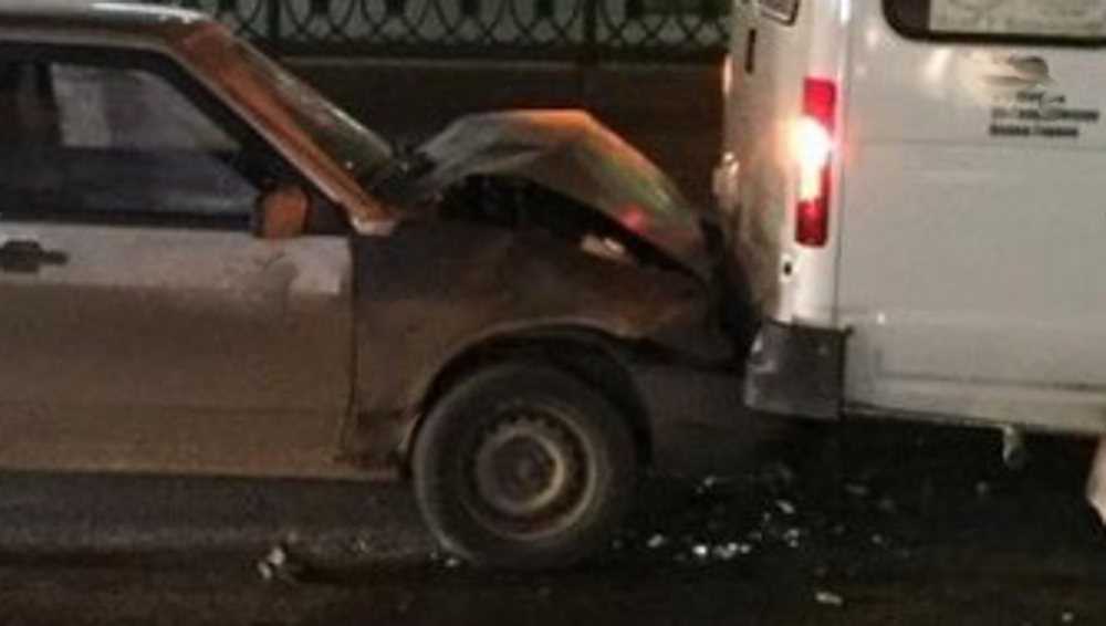 Под Брянском зазевавшийся водитель на «Приоре» врезался в микроавтобус
