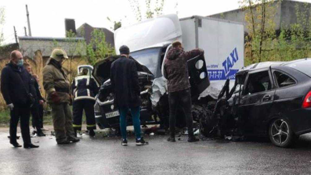 В Брянске грузовое такси попало в серьёзное ДТП на улице Почтовой