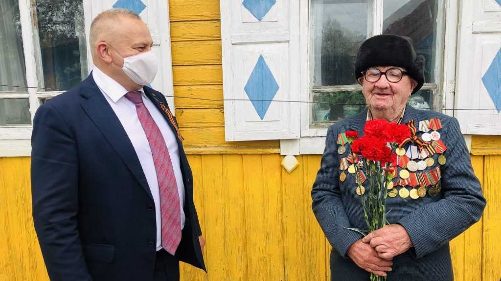 В Погарском районе Валентин Суббот поздравил ветеранов с Днём Победы