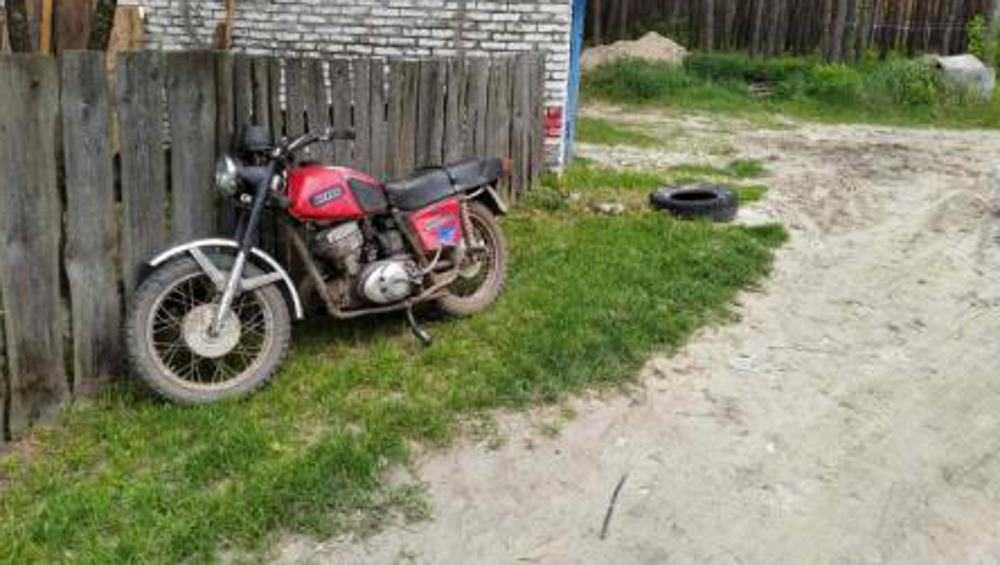 В Брянске из-за старой шины на дороге подросток упал с мотоцикла