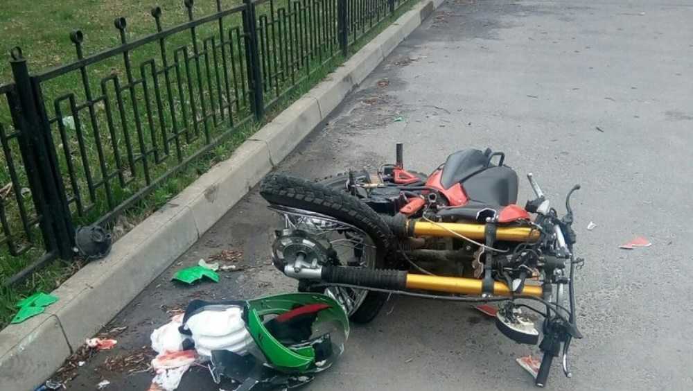 В Сельцо пьяный мотоциклист врезался в забор и покалечил пассажира