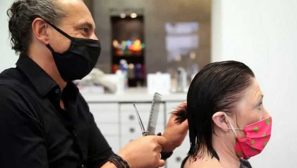 В Брянске после рейда чиновников закрыли парикмахерскую и магазин