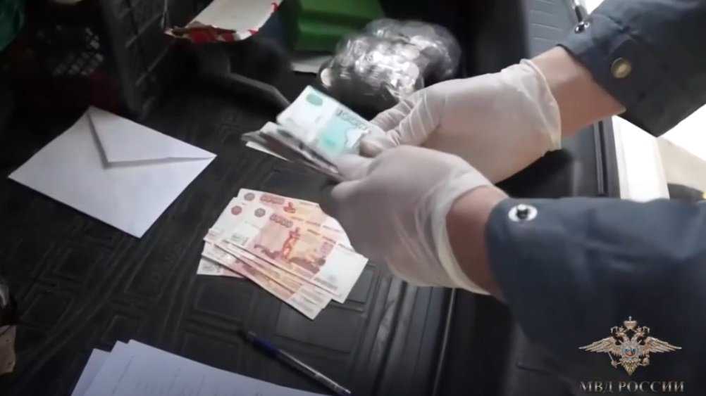 В Брянской области полиция задержала торговцев валютой на 8 млн рублей
