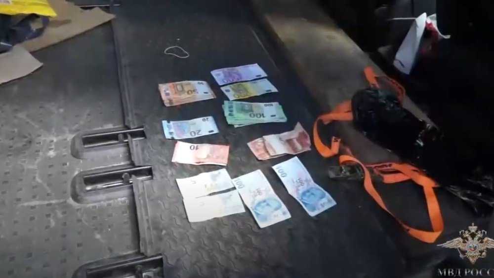 В Брянской области полиция задержала торговцев валютой на 8 млн рублей