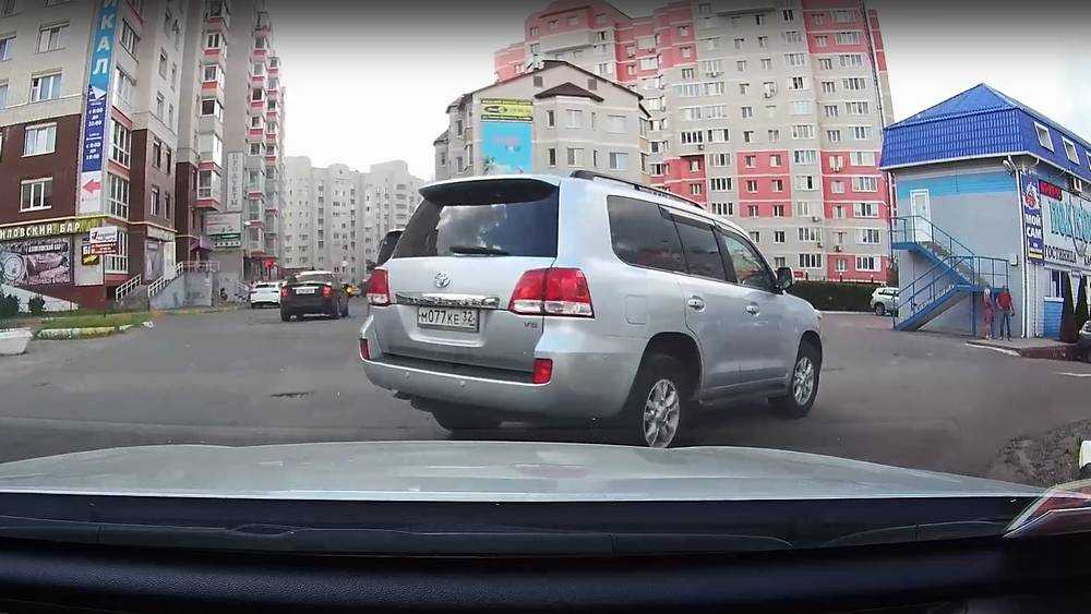 В Брянске сняли видео хамской езды водителя внедорожника