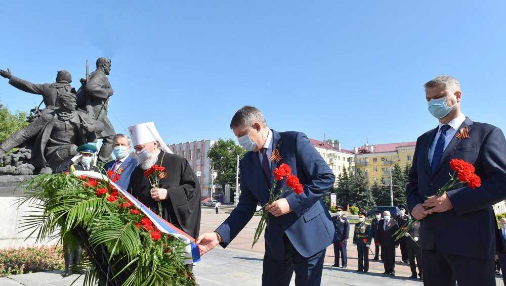 В Брянске губернатор возложил цветы к памятнику на площади Партизан