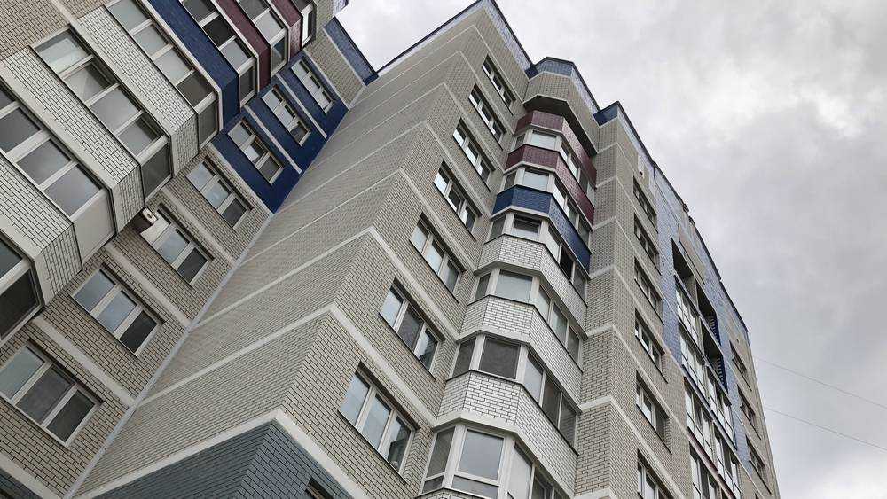 В Брянске погибла выпавшая из окна 9 этажа дома на улице Ново-Советской 8-летняя девочка