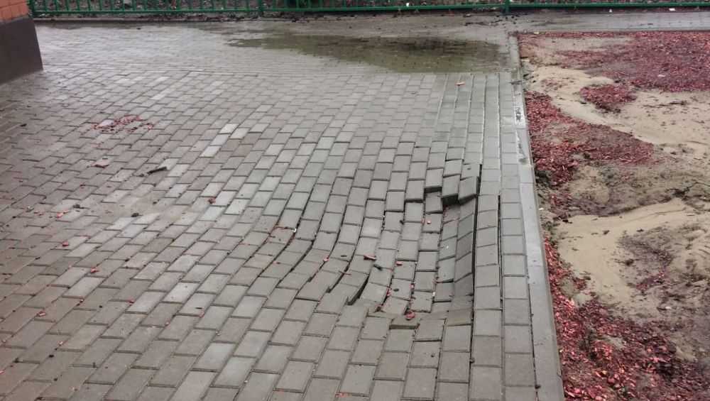 В Брянске дожди разрушили тротуар и детскую площадку нового дома