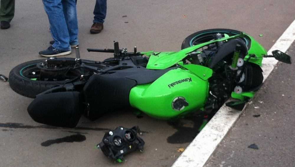 В Брянске мотоциклистку сбил неизвестный водитель и скрылся