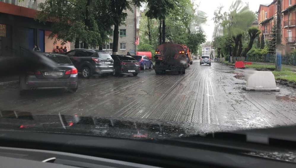 В Брянске срезали разбитый асфальт на участке дороги по улице Фокина
