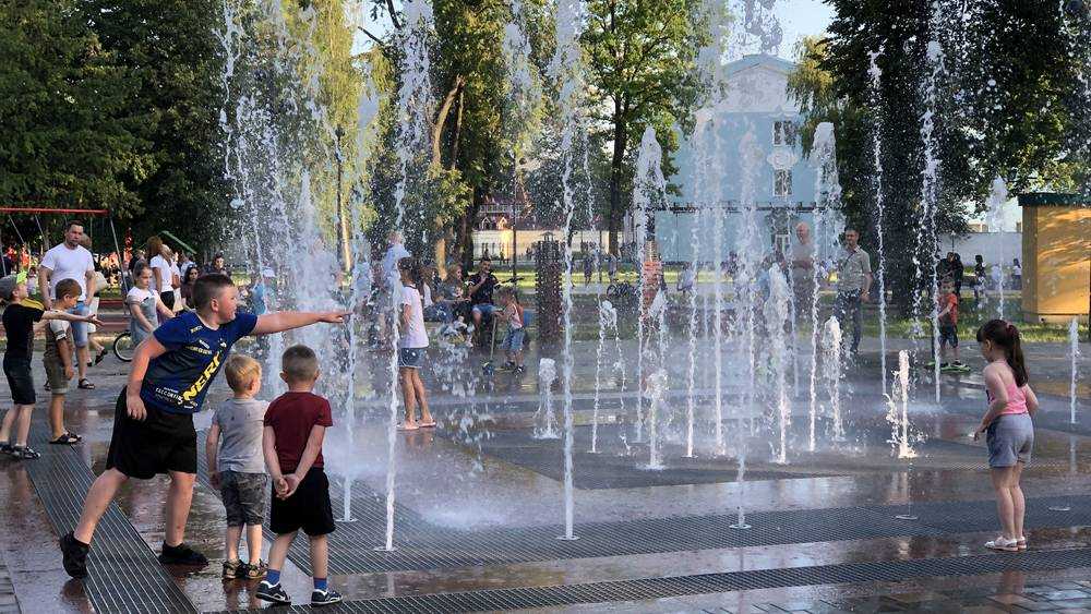 В Брянске дети открыли купальный сезон в фонтане на площади Партизан