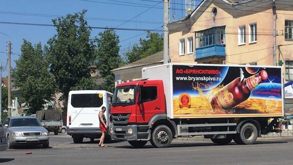 В Брянске обратились к очевидцам ДТП с маршруткой № 49 и грузовиком