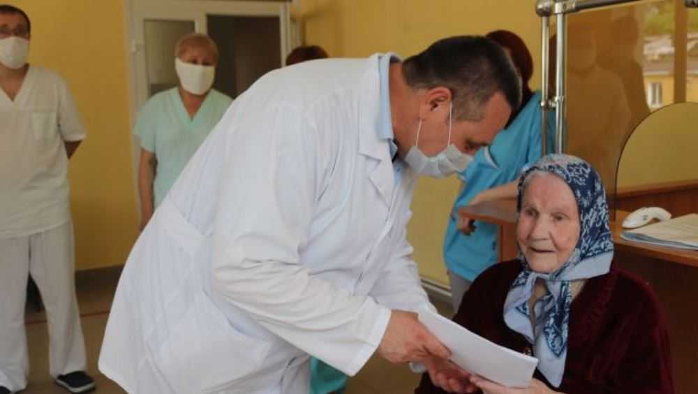 В Клинцах от коронавируса вылечили 101-летнюю бабушку