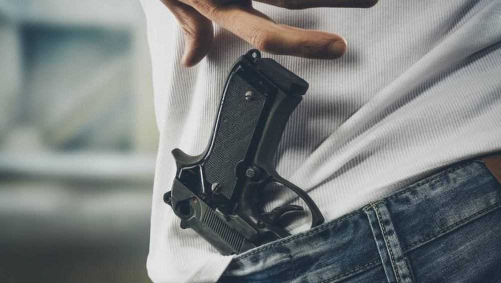Напавший с пистолетом на администратора «Пятерочки» брянец осужден почти на 2 года