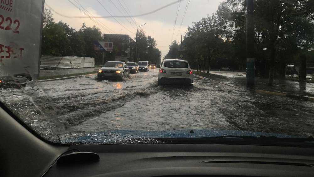 В Брянске сняли видео потопа на улице Бежицкой