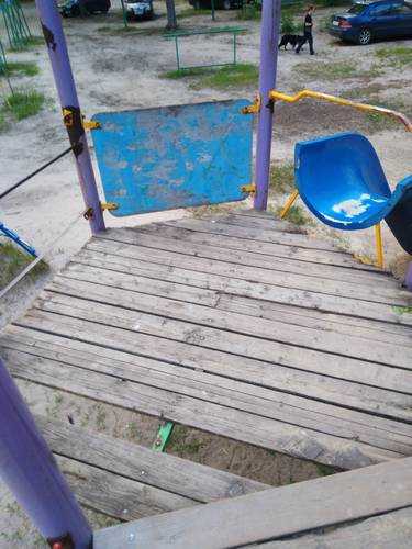 Ребенок попал в опасную ловушку на детской площадке в Брянске