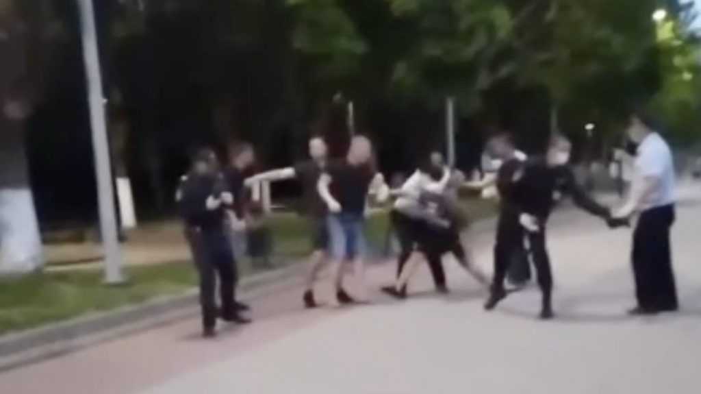В Брянске произошла потасовка между полицейскими и толпой молодежи