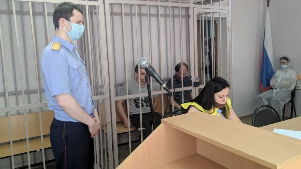 В Брянске суд арестовал двоих мужчин за избиение полицейского