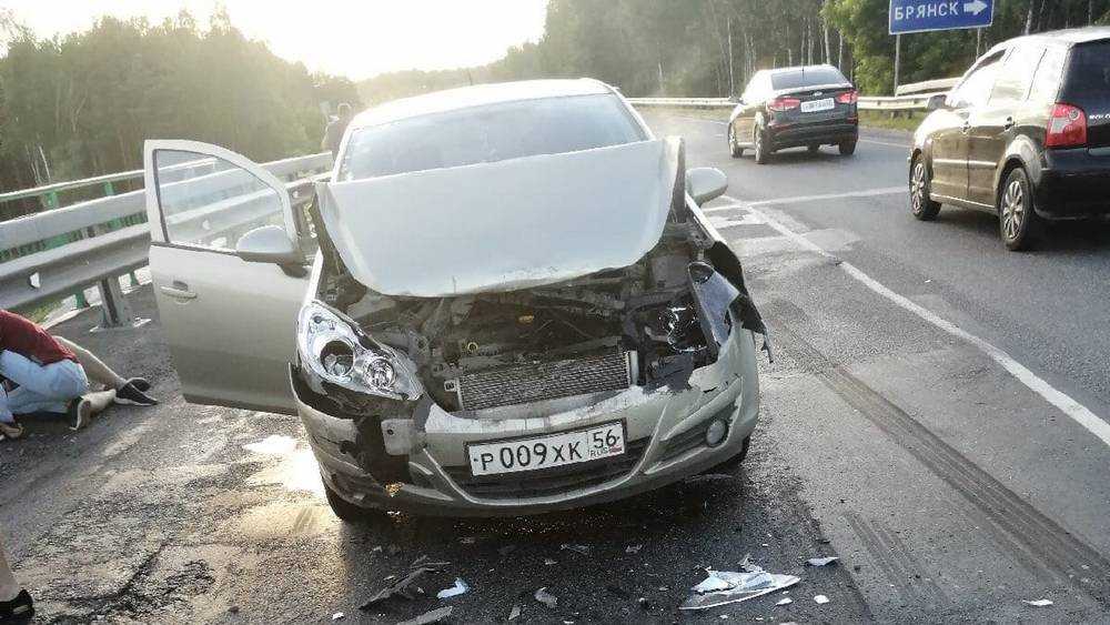 На брянской трассе в серьёзное ДТП попали два автомобиля