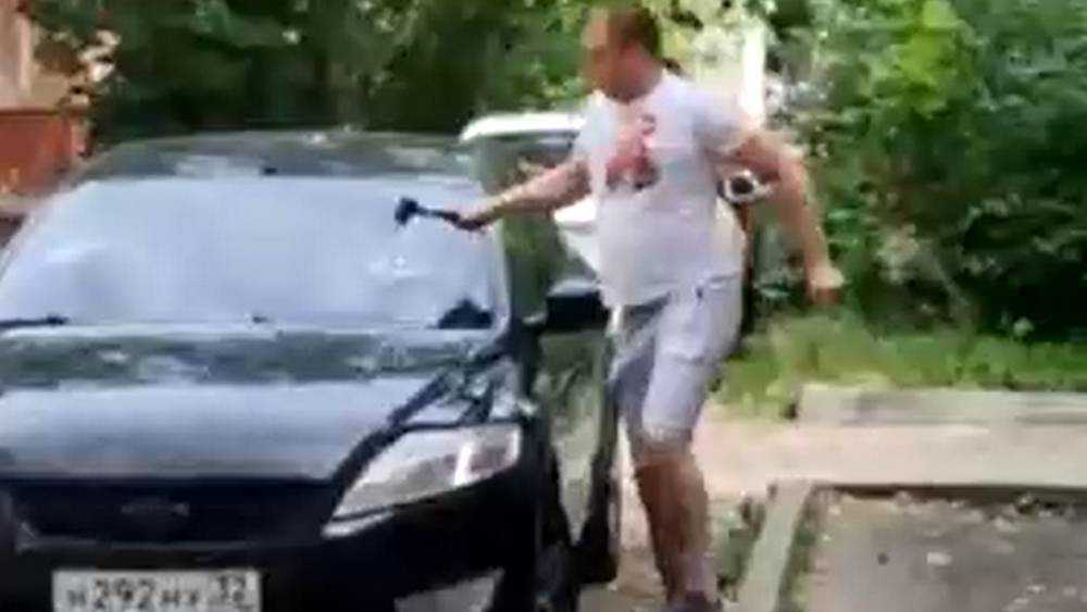 В Брянске мужчина расколотил молотком автомобиль и избил женщин