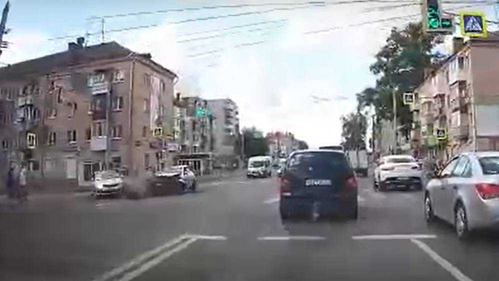 В Брянске появилось видео ДТП на улице Никитина, где ранен водитель