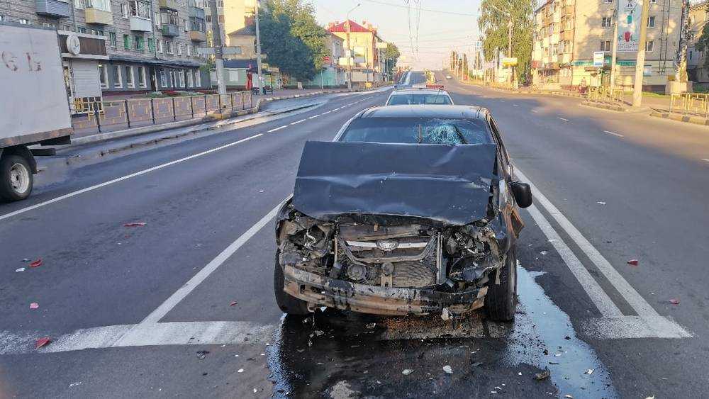 В Брянске на улице Никитина пьяный водитель протаранил такси