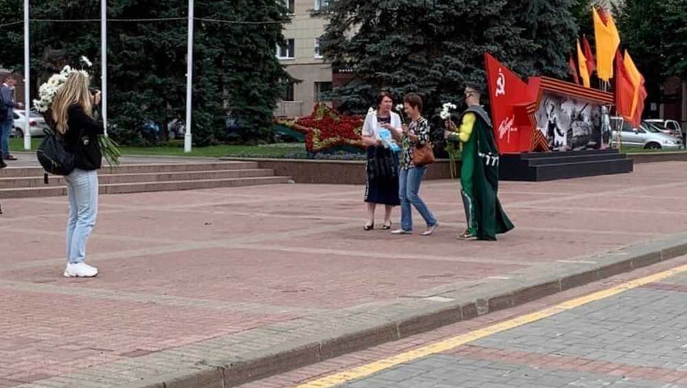 В Брянске на площади Ленина горожане получили ромашки из рук супергероя