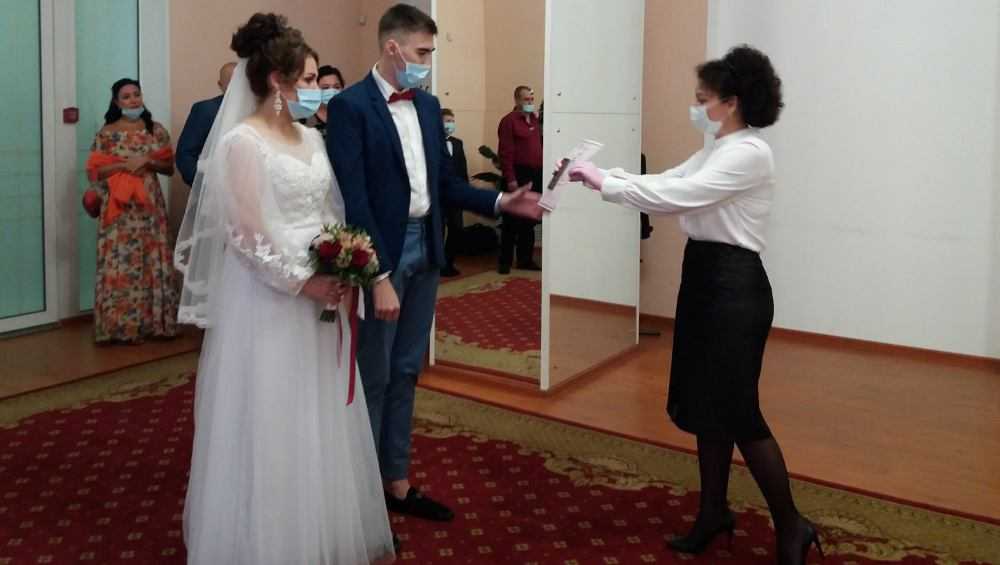 В Брянской области 22 февраля зарегистрировать брак решили 122 пары