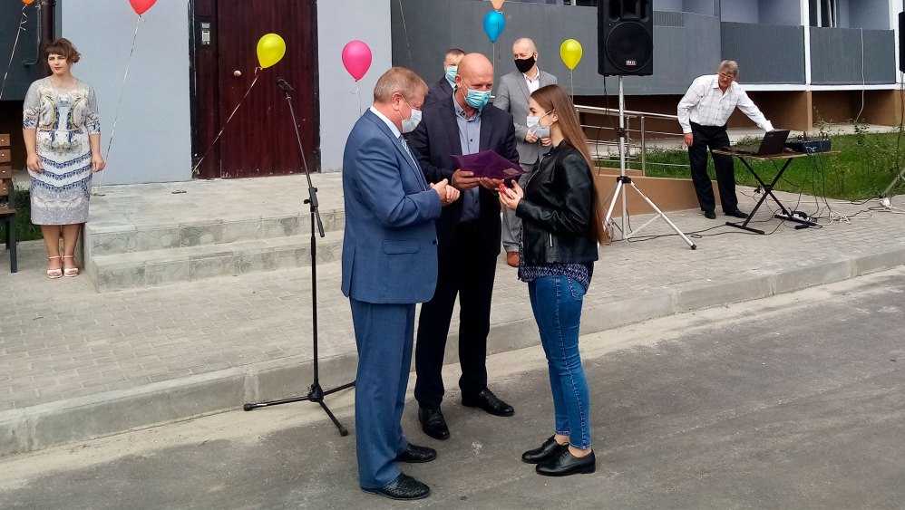 В Брянске 15 сирот из Жуковского района получили ключи от новых квартир