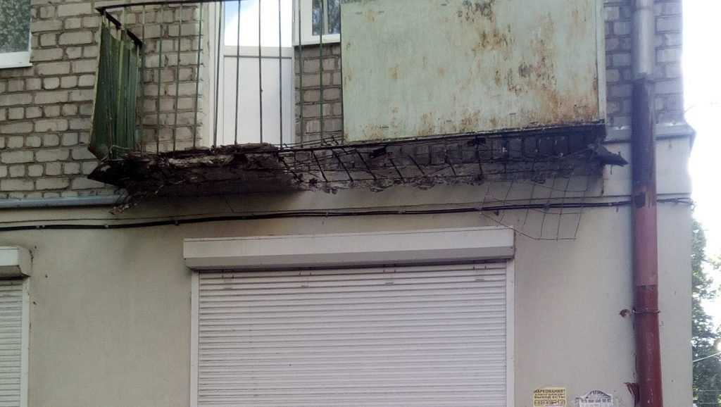 В Брянске сообщили об обрушении балкона на улице Шолохова