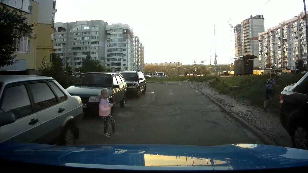 В Брянске сняли видео о выскочившей наперерез машине девочке