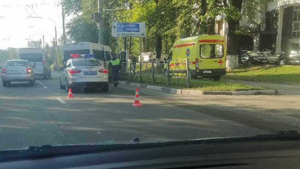 В Брянске возле автовокзала маршрутка протаранила ограждение