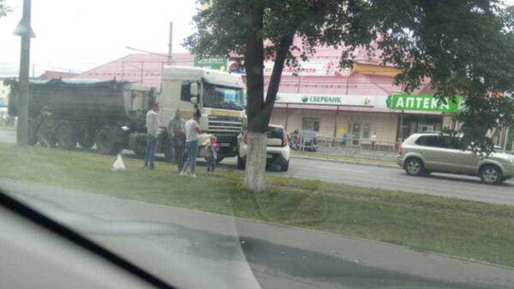 В Фокинском районе Брянска столкнулись легковушка и грузовик