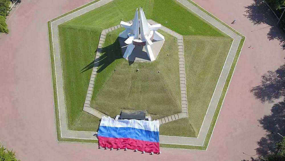 В Брянске под звуки оркестра торжественно развернут российский флаг