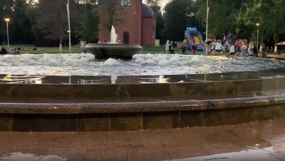 В Брянске «вышел из берегов» фонтан на площади Воинской славы