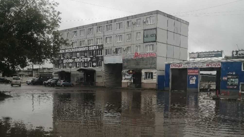 В Брянске улица Фрунзе ушла под воду после дождя