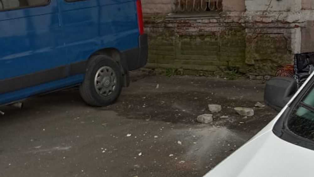 В Брянске отвалившийся с крыши здания кирпич чуть не ударил женщину