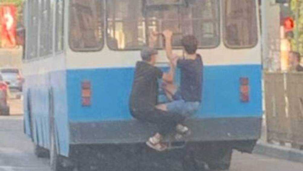 В Брянске на троллейбусе заметили двоих подростков-зацеперов