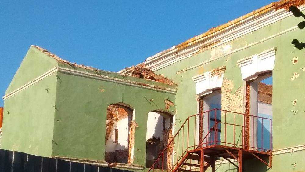Бедственный вид исторического здания вызвал тревогу у жителей Клинцов