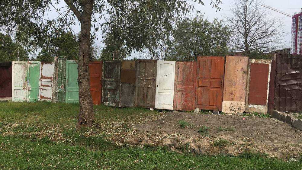 Житель Брянска построил смешной забор из 14 дверей