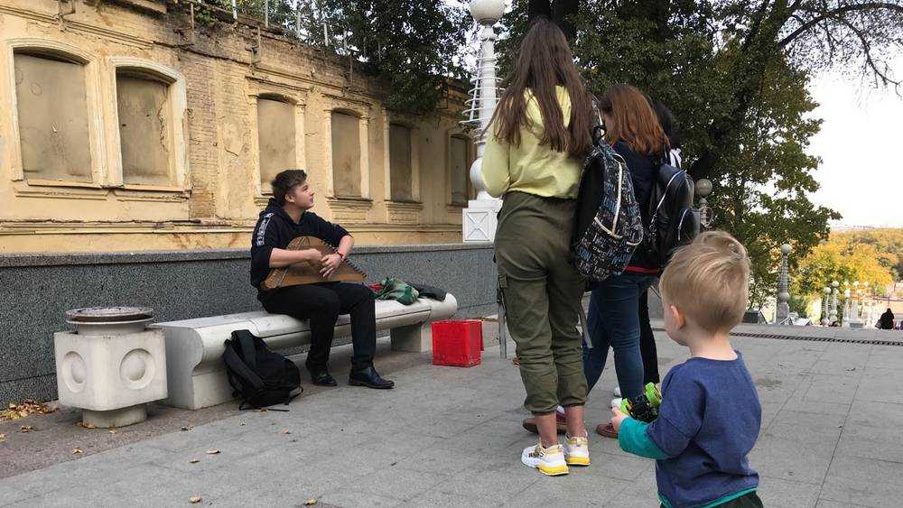 Уличный музыкант приворожил брянских девушек и детей гуслями