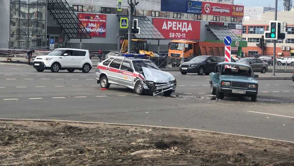 В Брянске в ДТП с автомобилем Росгвардии пострадал водитель ВАЗ