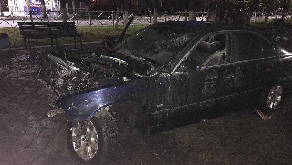 Пьяный 19-летний брянец на BMW врезался в бордюр и дерево