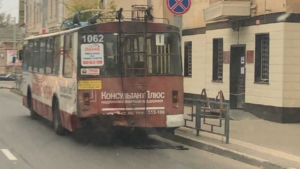 В Брянске на улице Калинина легковушка разбилась о троллейбус