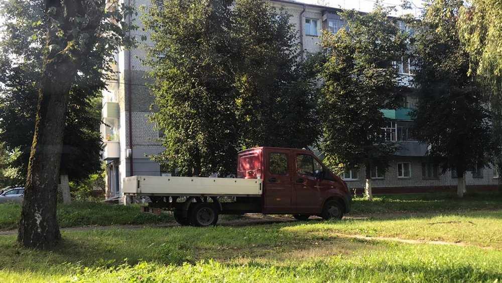 В Брянске водитель грузовой «ГАЗели» по тротуару объехал пробку