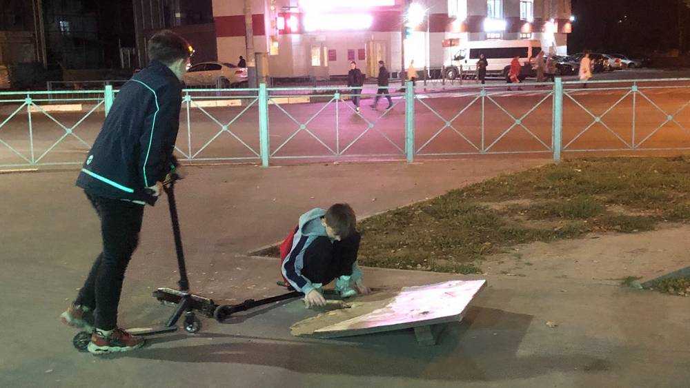 Брянские дети поневоле стали делать себе скейт-площадки на тротуарах